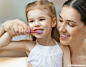 母亲和孩子互动刷牙