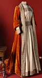 俄罗斯艾尔米塔什博物馆The State Hermitage Museum收藏的沙俄王后Maria Fyodorovna身前穿戴过的服饰。