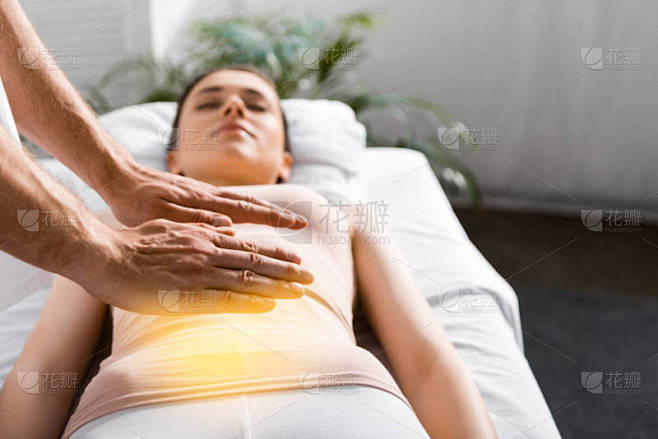 庄密的看法，治疗师站在妇女附近，并握着她...
