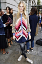 当地时间9月16日，波比·迪瓦伊身穿拼色厚毛外套现身2015春夏伦敦时装周安雅·希德玛芝 (Anya Hindmarch) 秀场外。