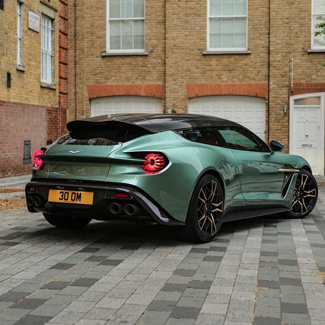 Aston Martin Vanquis...