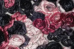 纹理背景图案。布艺花边，绣花编织，红白黑花。