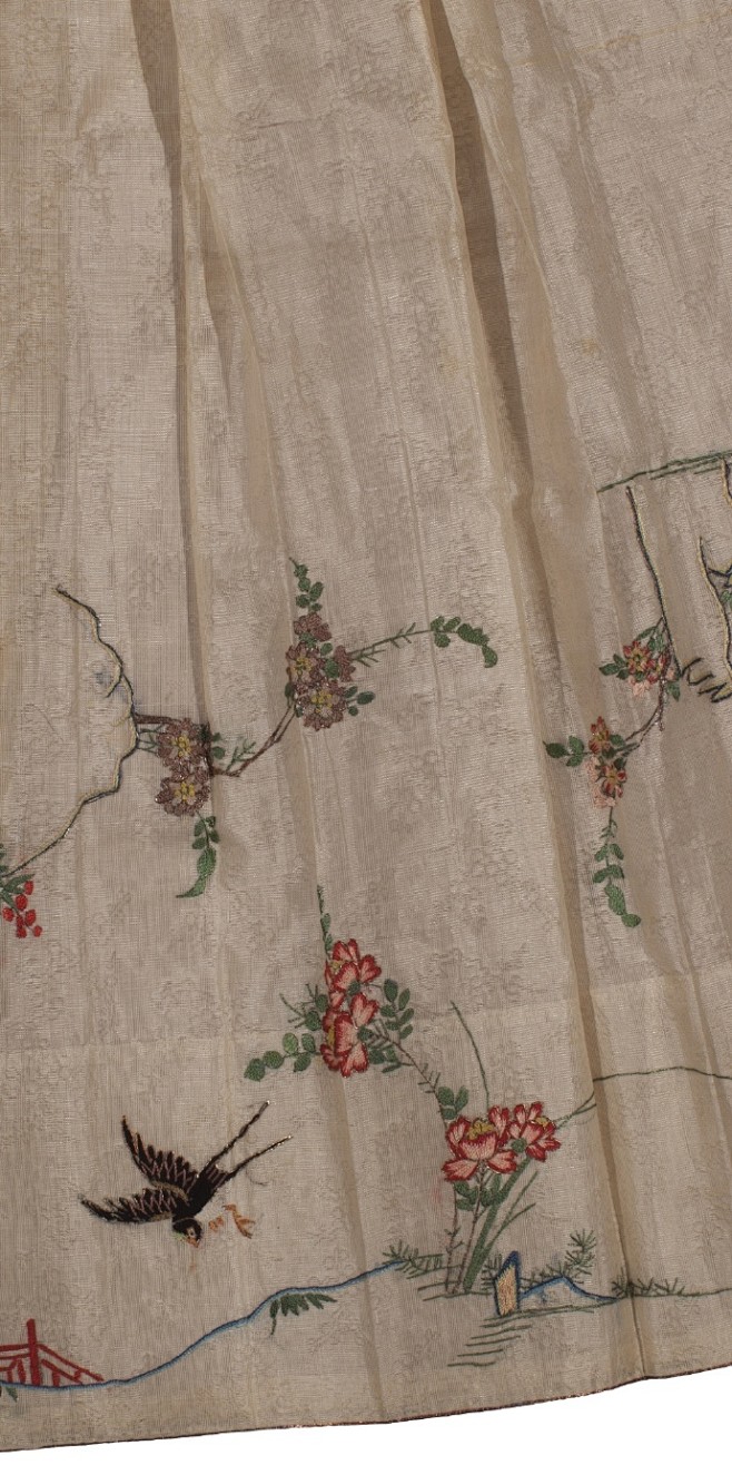 花鸟裙随着展览的推进,必将推动孔府旧藏服饰为导向的汉服产业精细化