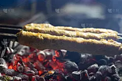 印度唐杜里烤鸡，用香料腌制，烧烤或烧烤架在热的烟熏炭火上烤