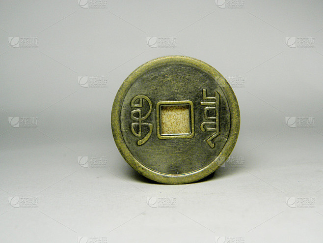 中国古代的铜币上盖满了白色