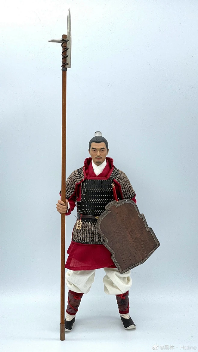 西汉系列第四弹，这次依然是徐州楚王墓汉甲，不过这次是长甲片，垂缘和披膊换了一种吊挂方，没做头盔，造型参考晚上一张很漂亮的汉兵图@温陈华 @尚史 ...