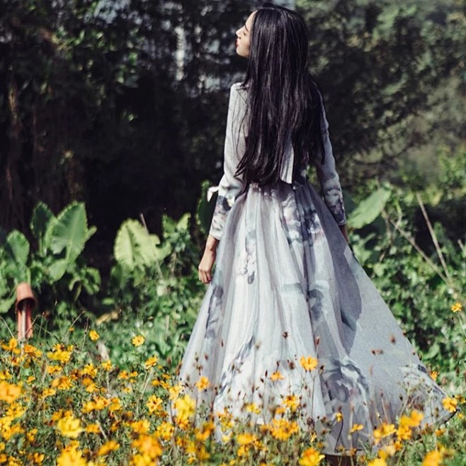 背影长发长裙女头像