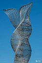 阿拉斯加州朱诺市的码头和港口委员会委托国际知名的公共艺术家克里夫·加滕进行创作设计。这幅作品由十个不锈钢雕塑组成，它们被安装在现有的护柱上，这些护柱被用来绑住从海岸公园到罗伯特山电车大楼的邮轮。阿奎尔斯雕塑形式的灵感来自于阿拉斯加景观的原型，包括两个标志性的生态形状，一个是鲸豚，一个是飞翔的鹰的翅膀。阿奎尔语是拉丁文中鹰和鲸的结合。2