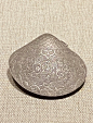 唐代蚌式银盒，中国古代金属工艺的设计智慧。在银盒一侧设有精致的小合页，以供开启。尽管是蚌壳的仿生设计，并不因具像化而失去生动，纹饰随身形而为，纹身并不做作。 - 小红书