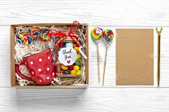 手工制作的爱心包，带有糖果的季节礼品盒，白色桌上的杯子，为家人，朋友，女孩的感恩节，圣诞节，圣诞节，