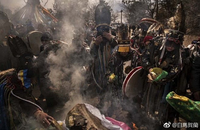 卫报拍摄的一组蒙古萨满仪式照片。仪式中萨...