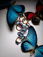Pomellato（宝曼兰朵）「蝶影·映像」珠宝大片 Guido Mocafico 堪称当今最卓越的静物摄影大师之一，善用色彩、动物等元素勾勒出人意表的静态之美。在「蝶影·映像」这组珠宝片中，他将Pomellato珠宝与被赋予着 斑斓生命意象的蝶相融合，通过玩转色彩与光影的魔力展现出Pomellato珠宝所蕴含的勃勃生机。熠熠生辉的珠宝与蝶影交织，仿佛化作与蝶亲昵的绚烂夏 花，动、静之间流淌着自然与生命的和谐乐章。