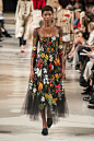 Oscar de la Renta Fall 2018 Ready-to-Wear Fashion Show : The complete Oscar de la Renta Fall 2018 Ready-to-Wear fashion show now on Vogue Runway.