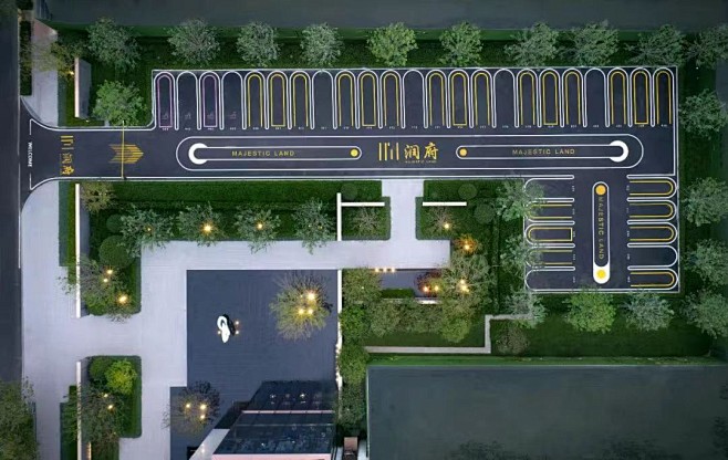 青岛 · 润府 停车场作为展示区空间体验的一部分，更是将场地调性延续。我们为润府设计了专属的艺术图案，以涟漪的圆形为设计语言，圆圆相套，向外 
