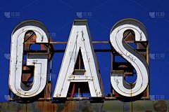 老字号加油站的招牌蓝天挂在路边