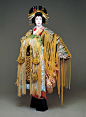 歌舞伎中最引人瞩目的高级妓女服装。 他们的特点是奢侈和色彩和图案effusion。