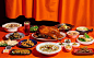 XIANG DUCK BRAND IDENTITY : 享鴨是一間台式創意料理餐廳：創闢「新中式」的東方新潮美食主義，以不拘束的現代中餐體驗為主軸，從生活文化延伸到餐桌，探索一場色彩斑斕的視覺饗宴。皮酥肉嫩、滑而不膩，披覆一身焦香外皮的烤鴨，在亞洲料理中擁有獨特的地位；煉炙後的滋味深植於華人文化，拌佐記憶中歡慶沸騰的溫度。一旦穿梭於台灣都市叢林，不難發現在地特有的招牌文化、與夜幕下燈紅酒綠的街景印象，儼然蔚成張環伺一桌宴席的襯景布幕。享鴨引領新中式的美食風氣，在蒸著熱氣桌間筷箸交鋒、在喧鬧胃袋間歡騰共舞，
