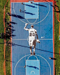 El espectacular homenaje a Manu Ginóbili En la plaza La Copita de Saavedra pintaron una imagen del ex-San Antonio Spurs en el medio de una cancha de básquet.