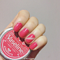 #NAILNAIL# 第一次尝试画两层颜色 Dior 268珠光淡粉色打底 然后Chanel 571 桃红色（它刷子非常细）画两条线然后填色 本来想贴胶带 有点怕底层的颜色没干透 …下次试试细纸条