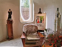 画家的见证珍藏海报展 | 不能错过的艺术之旅 : 独居匠心的空间布置，典雅的古董家具，海报错落有致的放置其中，使这次展览本身也成为了艺术品。