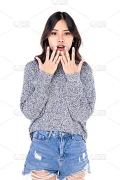 年轻亚洲女性的肖像。表现出一种震惊的表情，一个美丽的女孩有一种自信感，好看的，快乐的孤立在一个白色的