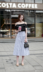 5月12日，COSTA杭州解百店街拍更新，吊带格子裙的舒服美。 ​​​​
