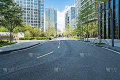 中国青岛的城市道路和现代化的办公大楼