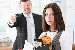 老板怒吼着指着手臂要退出