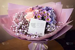 玫瑰花束、吉普赛酒、菊花、水仙花和空白贺卡.