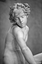 （"Boy Removing Thorn" by Gustav Eberlein，Bode-Museum ）（其实是在拔刺）