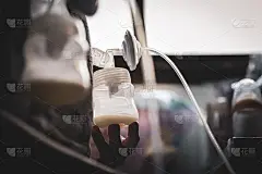 母亲用自动吸乳器吸她的乳房和阳光傍晚。11、母亲节，乳儿、婴儿、母亲、天真无邪的概念