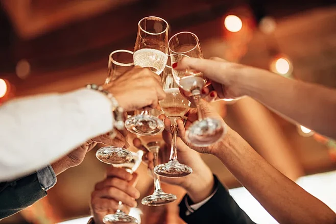 在婚宴上祝酒图片下载