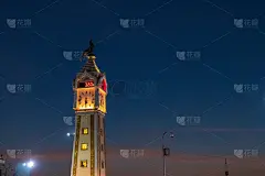 Nonthaburi钟楼，美丽的黄昏天空;这座钟塔高高耸立，骄傲地为人们服务，让他们珍惜每一天的时间