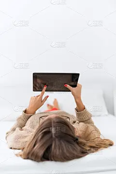 药丸,青年女人,垂直画幅,留白,智慧,白人,仅成年人,眼镜,全球通讯,地球形