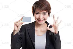 年轻的亚洲女商人用一张空白卡片表示OK。