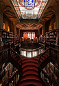 这座神圣的新哥特式的书店，于1906年开馆，包含了我们所认为的天堂的阶梯最终的定义是什么。Livraria Lello，位于（Portugal）葡萄牙的（Porto）波尔图。