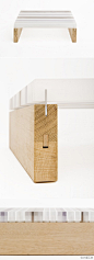 荷兰设计师Reinier de Jong的作品— “PLET” 矮桌，桌面是回收的有机玻璃，底座为橡木。