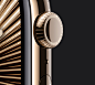 原色钛金属外观、金色钛金属外观和石板色钛金属外观 Apple Watch Series 10 的表壳的特写，展示各自的数码表冠。互动式外观选择器位于图片下方。