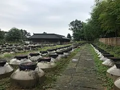 叶歌观酒：中国酒庄进入发展新元年 新标尺引领酒庄新未来_国家标准_消费_文化 : 
 神州大地，一个个亮丽的白酒酒庄亮相，龙洄庄园、洋河酒庄、国井1915酒庄、苏酒酒庄、龙洄酒庄、陈太吉酒庄、中国沈酒庄、国花酒庄、江记酒庄、禅山酒庄、国美酒庄、竹海酒庄，成为藏于白酒产区的酒业新名片。 …