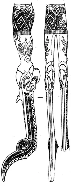 【三星堆】神秘文物探源(2)青铜大立人像拿的是什么、神树与祭坛解析【多图】 : 【题图：三星堆青铜大立人像（侧面展示图与实物），三星堆博物馆收藏】 【上几篇文章：】 遥远经典 近在眼前：1.彝族文化与三星堆文化对比图+2.以彝族毕摩文化解读三星堆青铜神坛+3.“三星堆”与古夷文明遥远经典 …