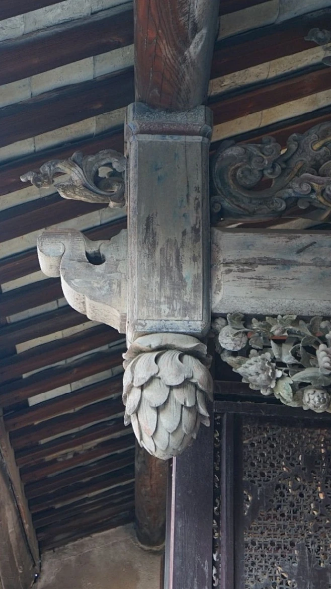 潮汕古建筑的一些垂莲柱太绝了，莲瓣纤薄的质感和莲瓣形态都把握得很好。 图1～3、12 古溪陈氏家庙 图4～5、9～11 己略黄公祠 图6 古榕 ...