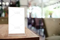 在酒吧餐厅咖啡厅的木桌上放置菜单框。文字营销推广空间。