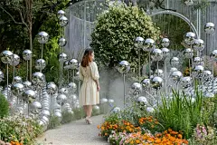 深圳簕杜鹃花展坪山区能量花园

首先，他们在场地外围邻路的三个方向，设置金属球与门廊的互为借景，并在外围的景墙上设置框景，形成多个便于拍照打卡的点，满足游客的玩赏互动。
踩踏触发式雾森