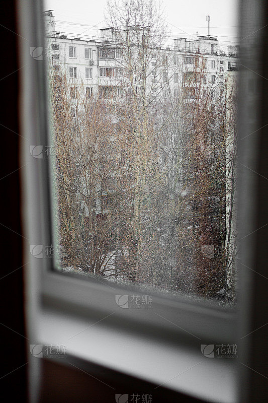 冬天下雪的天气透过窗户
