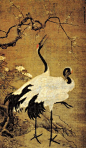 Bian Wenjin , 《雪梅双鹤图》 明 边文进 , 广东省博物馆 边文进画的花鸟，注重对象的形神特征，对于花之娇艳，鸟之飞鸣，叶之反正，色之蕴藉，无不刻画精妙。永乐时，他画的翎毛与蒋子成的人物、赵廉的虎，曾被称为“禁中三绝”，是明代画院中影响较大的工笔花鸟画家。此图画两只丹顶鹤，其神态舒展自如，栩栩如生。背景为双勾绿竹，雪白芙蓉和傲雪白梅，交相辉映。笔墨工致，设色明丽，是较为典型的明代院体派风格。: 
