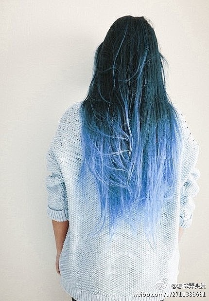 蓝色渐变色头发.