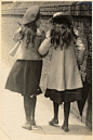 【二十世纪初，伦敦接头被街拍的姑娘们(秋)】看衣服，年龄都不大。