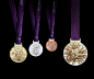 2011年7月27日，伦敦奥组委展示奥运会奖牌，2012年奥运会的奖牌由英国艺术家大卫-沃特金斯设计，奖牌证明是描述奥运会的的图案，背面则是希腊胜利女神。