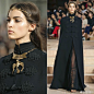 Valentino 2015高级定制系列之黑色篇｜模特们是拜占庭公主和文艺复兴时期的少女，她们穿着现代版的教士袍、罗马浴袍和斗篷，戴着神话故事里的动物冠冕和项链，庄严、神秘、脱俗……这场秀就像一场穿越时空的梦，带我们回到了罗马帝国、拜占庭帝国和中世纪的罗马。@Valentino官方微博