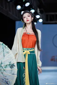 走路摇zly超话遵义国风秀典的一些场照和自拍，没有表情包反倒有点不习惯，主要那天尽想着消失的褙子了没心情做表情包
服装(虽然没穿全)@游仙记汉服
官方@黔中汉韵社
#千里欢摇# ​​​​